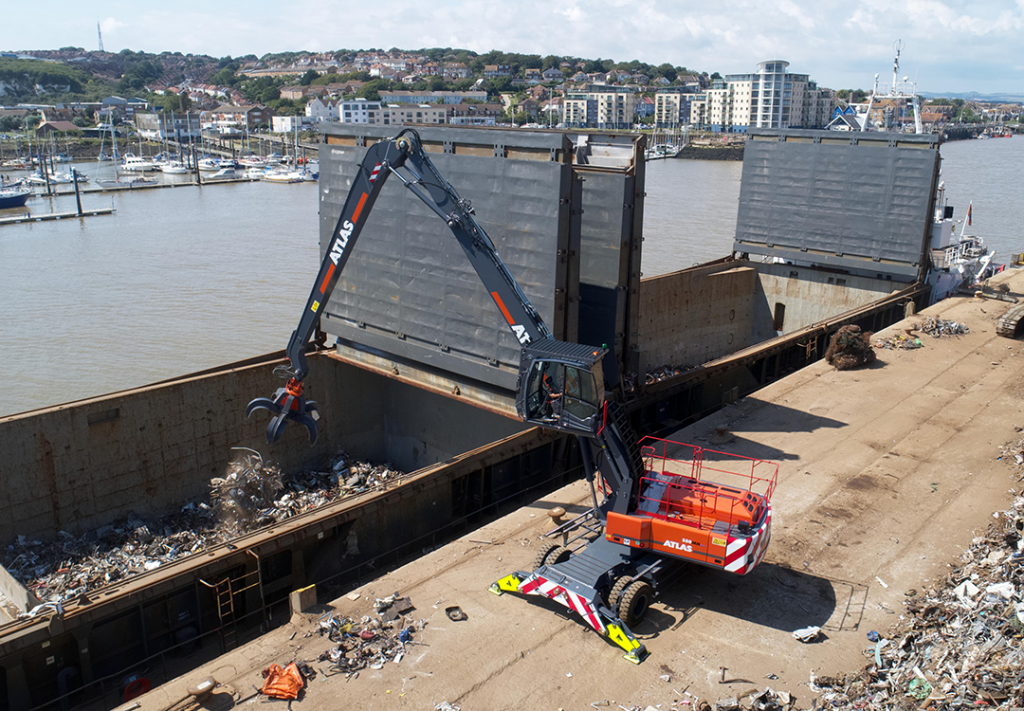 Atlas 350MH material handler loading scrap metal onto vessel